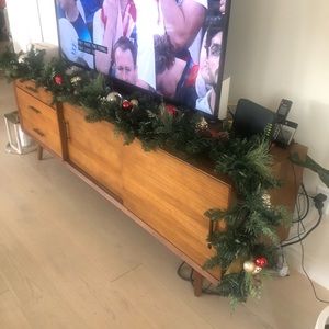 8-Foot Decorative Cozy Pre-Lit Christmas Garland w/ Pine Cones & Magnolia Leaves